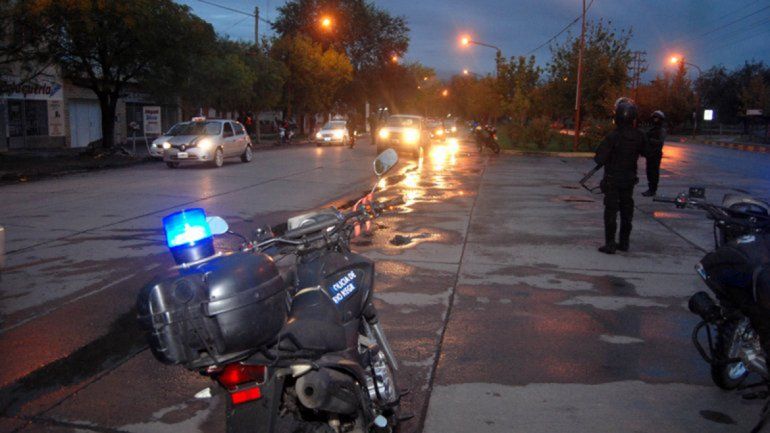 Paseaba con una moto robada, lo descubrieron y se escapó a pie