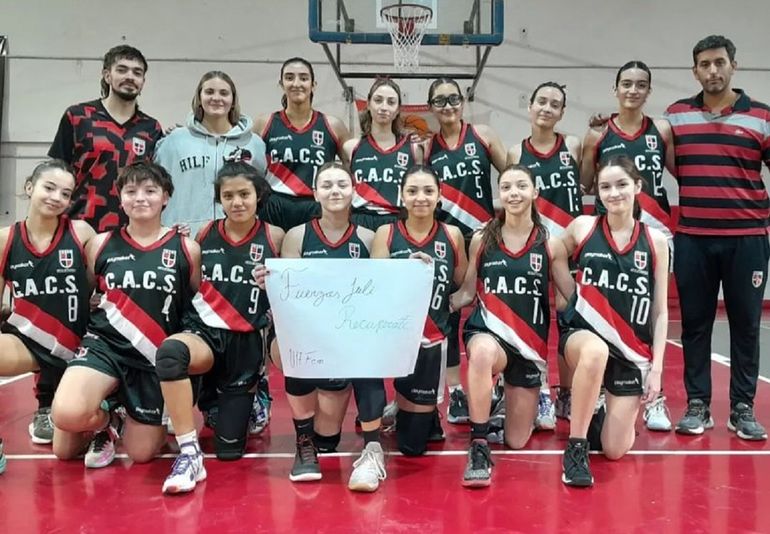 El plantel de Cinco Saltos que se consagró campeón de U17 en el Provincial.&nbsp;