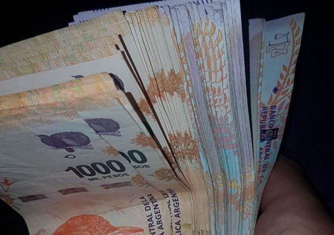 El dinero recuperado por el canje con los dólares falsos. La foto es auténtica, aportada por el damnificado. 