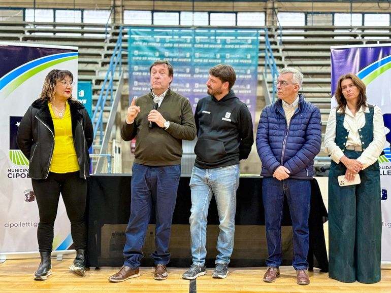 Alberto Weretilneck junto a Rodrigo Buteler, Facundo López y Andrea Confini.