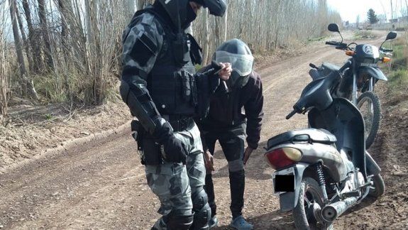 Paseaba por Cipolletti en una moto robada y lo atraparon 