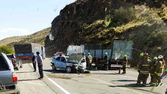 Un herido en tremendo choque frontal en Villa Llanquín