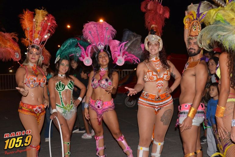 Colorido y multitudinario festejo de carnaval en Parque Norte