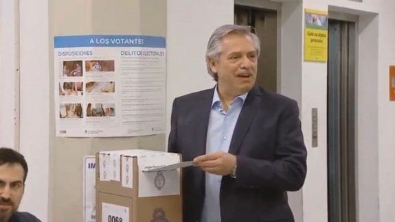 El show de Alberto: pétalos de rosas y hasta un papa Francisco