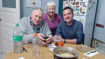 Juan, Attilio y Malena, en uno de los almuerzos que se hicieron virales.