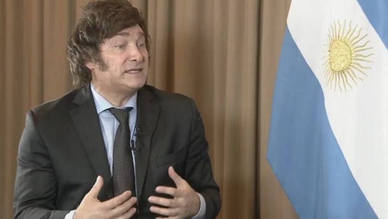 Javier Milei dio marcha atrás con el aguinaldo y profundizó contra la obra pública