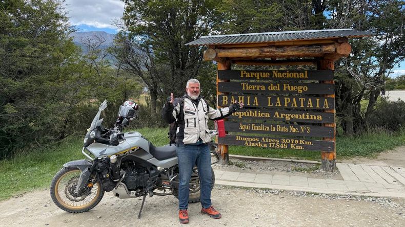 A los 60 años, cambió la fábrica por la moto y salió a viajar por el mundo | LMCipolletti.com A los 60 años, cambió la fábrica por la moto y salió a viajar por el mundo