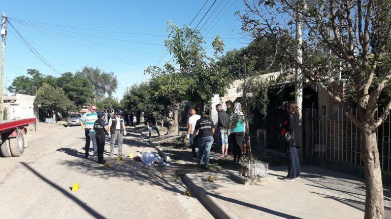 Asesinaron a puñaladas a un joven de 20 años y lo dejaron en la calle