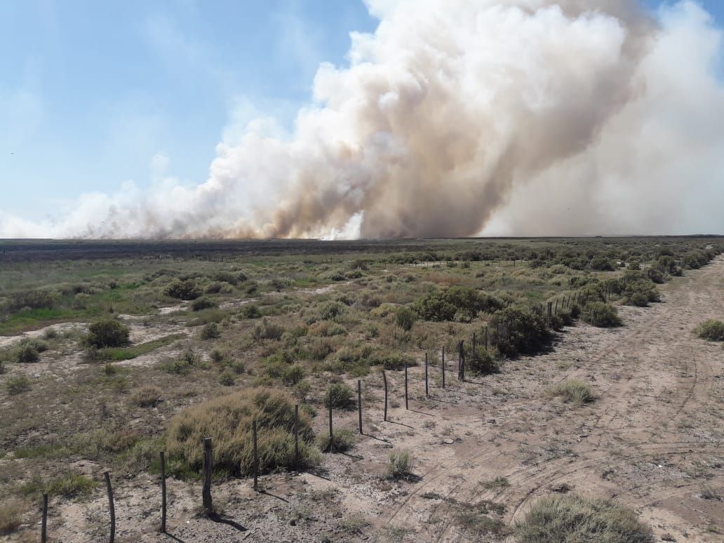 Trabajan en un incendio que lleva más de 24 horas activo&nbsp;