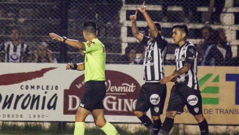 Cipo ganó como local y se prendió en el campeonato