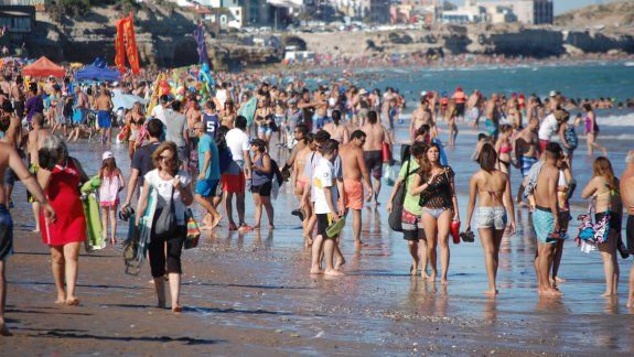La playa lució colmada y en la villa aumentó el movimiento. Un repunte necesario para hoteleros y comerciantes.