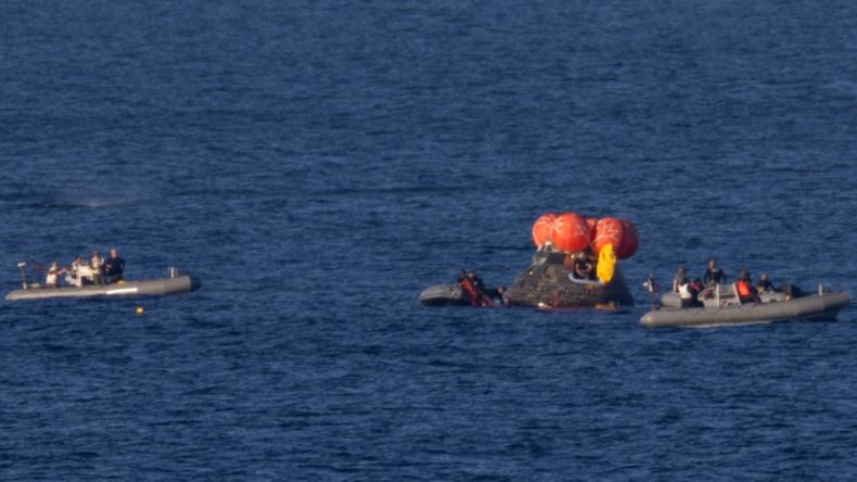 Integrantes del equipo combinado de la NASA y el ejército de Estados Unidos asisten a la tripulación de Artemis II.