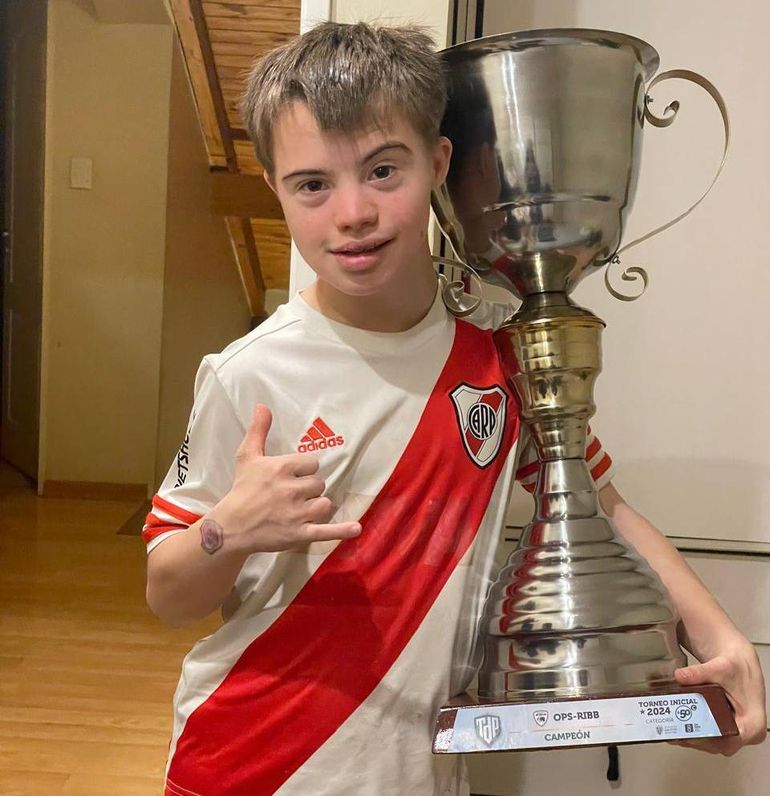 Maxi Villar, el hincha número uno, con la copa del campeón. Maxi Villar, el hincha número uno, con la copa del campeón.