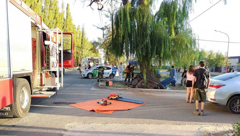 Perdió el control del auto y terminó adentro de un desagüe 