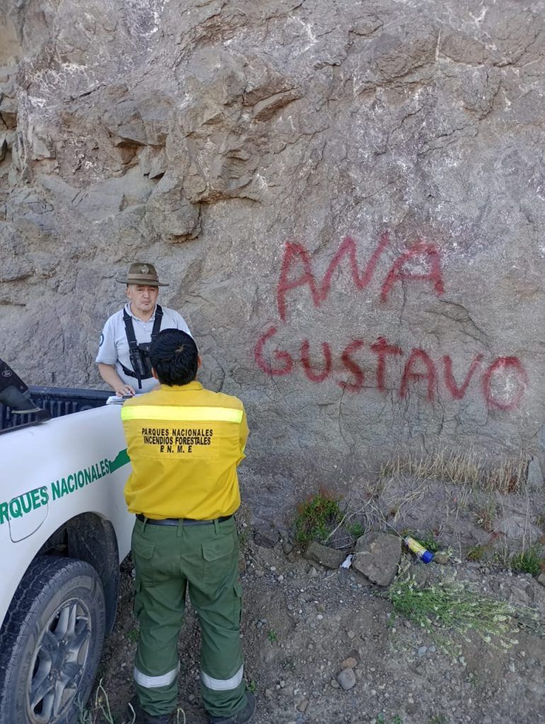 Las autoridades del Parque Nacional Nahuel Huapi asistieron al lugar y constataron que el hombre complet&oacute; el graffiti.&nbsp;