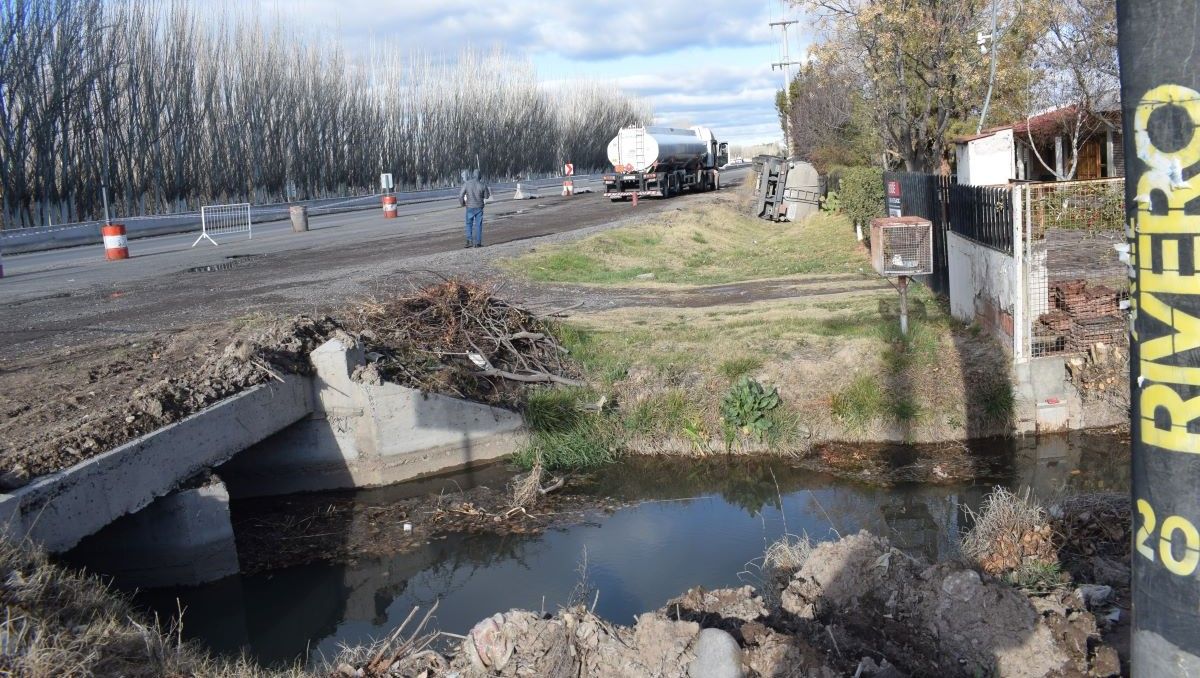 El camión cargado de petróleo quedó volcado a pocos metros de un canal que atraviesa las chacras en dirección al río Negro.&nbsp;