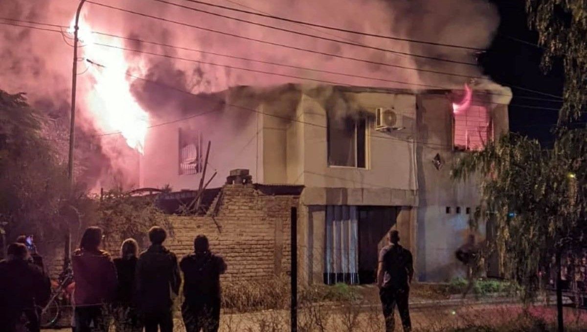 El fuego no perdonó y destruyó un hogar de Catriel. Aún no se había determinado como se iniciaron las llamas.&nbsp;