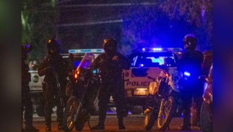 Los cuatro encapuchados huyeron con un motín de 100 mil pesos y joyas. 