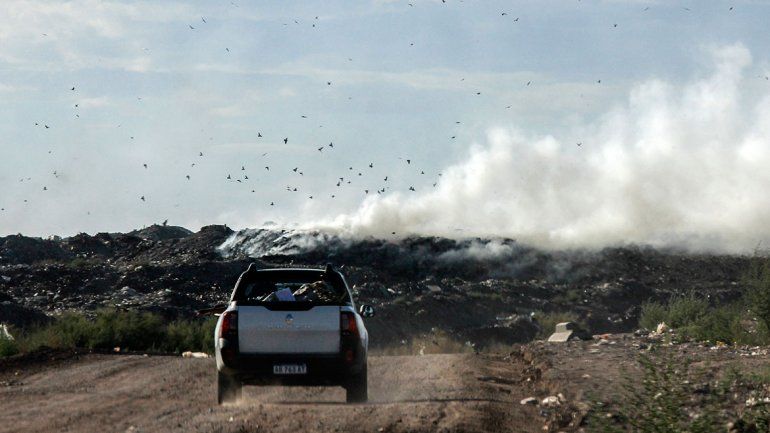 Por un incendio en el basural, la ciudad volvió a despertar bajo una nube de humo