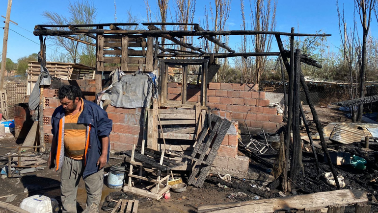 Rubén Vera, junto a los restos de su casilla incendiada.