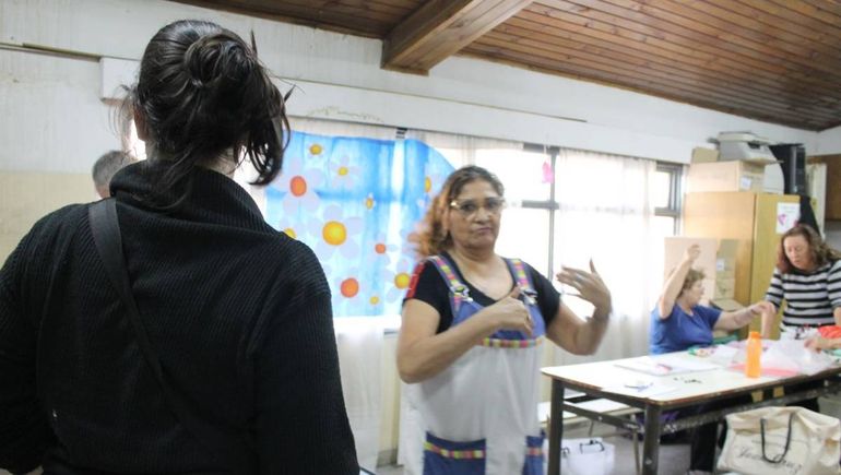 La profesora Mercedes acompaña con paciencia. Dice que cada prenda terminada es un logro, pero también una historia. La profesora Mercedes acompaña con paciencia. Dice que cada prenda terminada es un logro, pero también una historia.