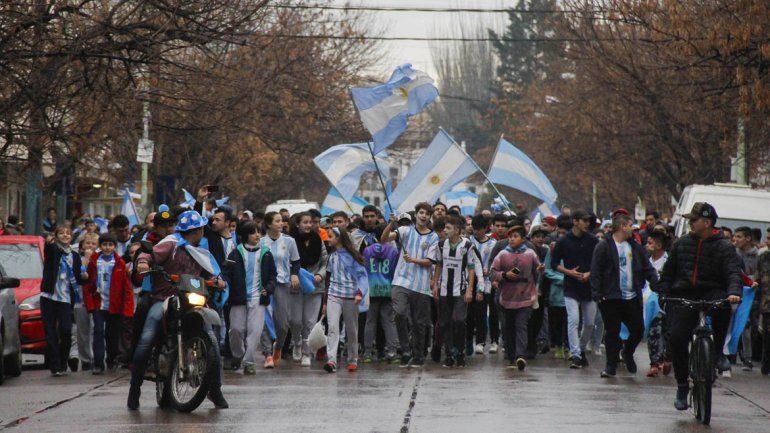 Una multitud de cipoleños copó el centro y festejó el pase a octavos de la Selección  