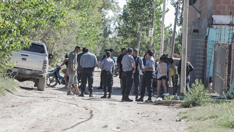 Incendian una casilla y apuñalan a tres personas en la 2 de Febrero
