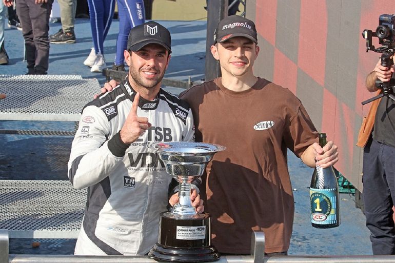 Urcera junto a Iansa con el trofeo por haber ganado la carrera del TC Mouras.&nbsp;