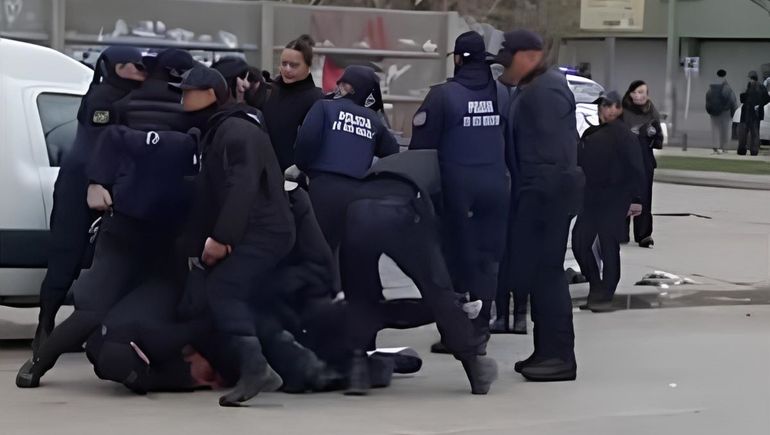 En la esquina de Alem y 25 de Mayo se produjeron detenciones luego de los incidentes registrados en la cancha de Cipo. 