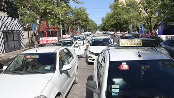 los taxistas protestan frente a la municipalidad por un incremento en la tarifa