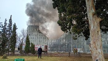 El fuego destruyó el depósito regional de La Anónima. La Fiscalía inició una investigación para determinar las causas del siniestro. El fuego destruyó el depósito regional de La Anónima. La Fiscalía inició una investigación para determinar las causas del siniestro.