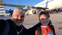 Rogger Morales junto a su hijo Gale antes de volar rumbo a Buenos Aires para ver la despedida de Messi.