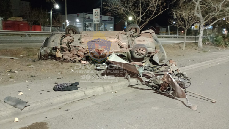 El auto quedó destrozado y tumbado en el cantero entre Avenida Mosconi y calle Perticone / Foto Prensa Policía