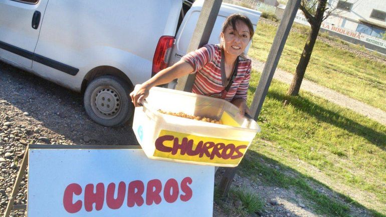 Luciana, la churrera de la ruta chica con su camioneta de fondo. Foto Antonio Spagnuolo.