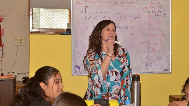 La poeta y tallerista Aurora Feulien dedica gran parte de su vida a la labor de escuchar y comprender lo que muchos preadolescentes, adolescentes y jóvenes necesitan expresar y no pueden, salvo cuando el amor y el trato adecuado permiten abrir los corazones. 