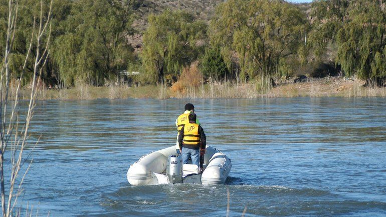 Buscan intensamente a un hombre que cayó en aguas del río Negro en Fernández Oro copy