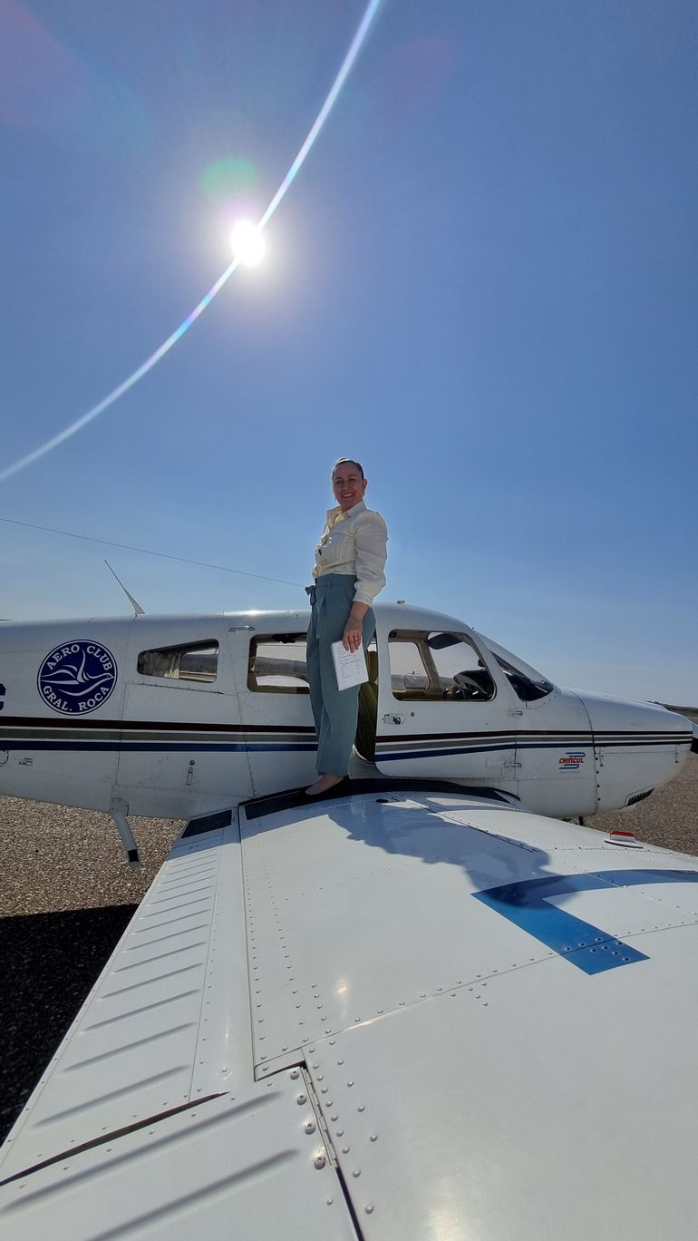 Es contadora, mamá y piloto de avión e inspira a las mujeres de la región a volar bien alto