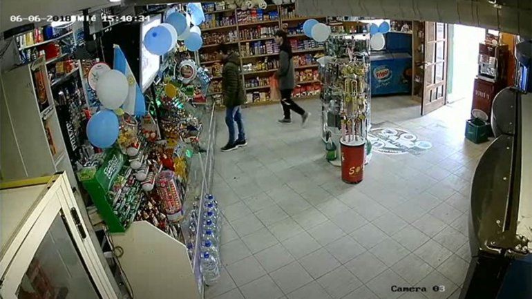 Los delincuentes se llevaron 2700 pesos y dos celulares.