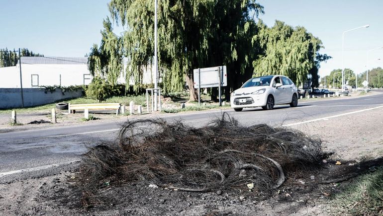Un peligro: ATE dejó restos de neumáticos quemados en la rotonda