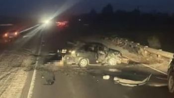 El vehículo y la Ford Ranger quedaron destruidos muy cerca de Añelo. Foto: Centenario Digital.