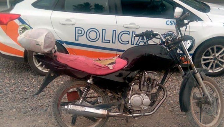 Viajaba por la Ruta 22 en moto, lo pararon porque no tenía el casco y se volvió a pie