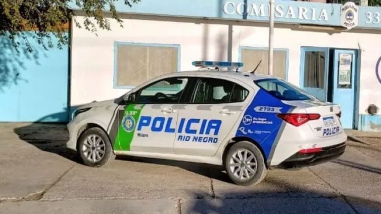 Personal de la Comisaría 33 trabaja en el lugar del hallazgo del cuerpo.