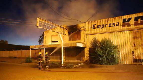 Se prendió fuego un galpón que solía ser de la empresa Ko-Ko