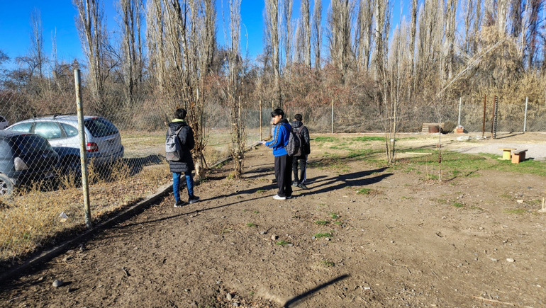 En el primer encuentro en territorio, los alumnos identificaron el espacio y comenzaron a tomar medidas.