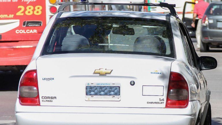 El taxista acosador se rapó la cabeza y escapó de la ciudad.