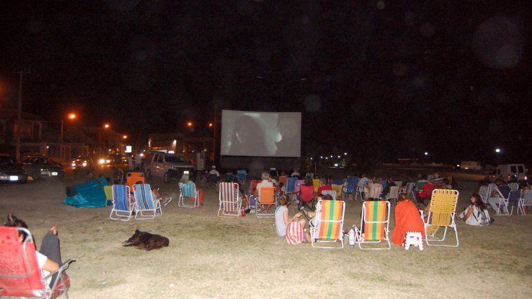 El cine se disfruta en la playa de Las Grutas.