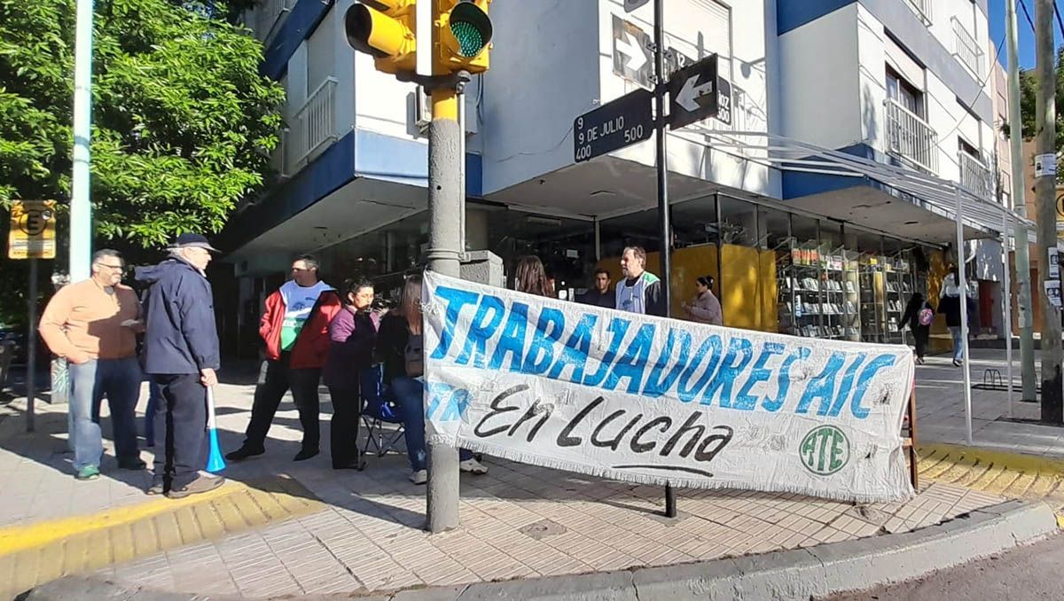 Trabajadores de la AIC reclamaron por demora en el pago de salarios