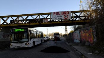 Pese a ser jurisdicción nacional, el Municipio de Cipolletti interviene en el reasfaltado sobre el Puente Ferroviario.