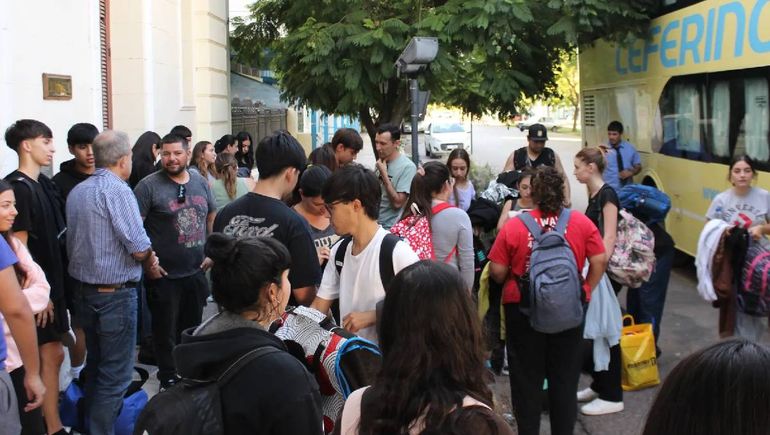 Inundación en Bahía Blanca: Río Negro envió cuatro micros a buscar estudiantes