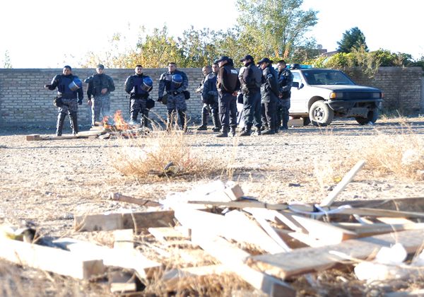 Luego del desalojo, vecinos cortan puente en Las Perlas